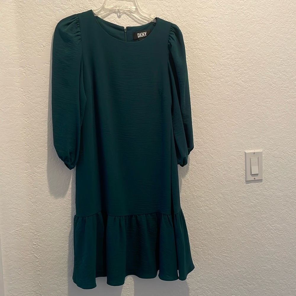 DKNY Women’s dark green dress that just the knee, Size 4.